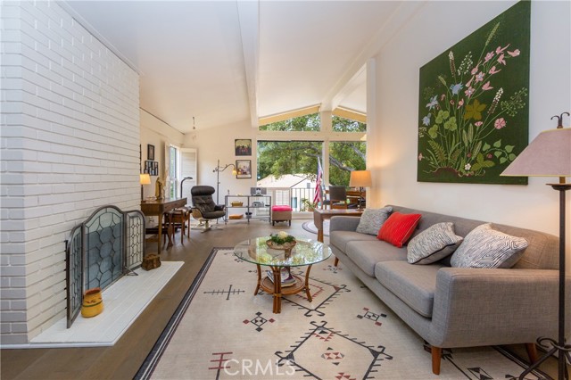 Detail Gallery Image 4 of 11 For 4214 Tosca Rd, Woodland Hills,  CA 91364 - 2 Beds | 2 Baths