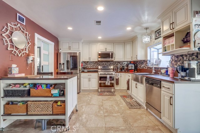 Detail Gallery Image 23 of 55 For 15915 Foothill Bld, Sylmar,  CA 91342 - 4 Beds | 3 Baths