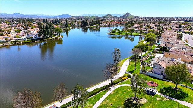 30097 Shoreline Drive, Menifee CA: https://media.crmls.org/medias/aa8d2551-31bf-4eaf-82b1-402a0d723536.jpg