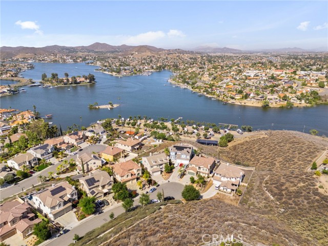 21 Via Del Renal Court, Lake Elsinore CA: https://media.crmls.org/medias/aa8db34f-978f-4b34-a910-3adf1819a03f.jpg