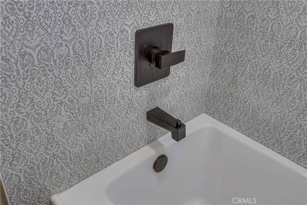 https://media.crmls.org/medias/aa8dd30b-5969-42e6-96da-c29476284e86.jpg?preset=X-Large