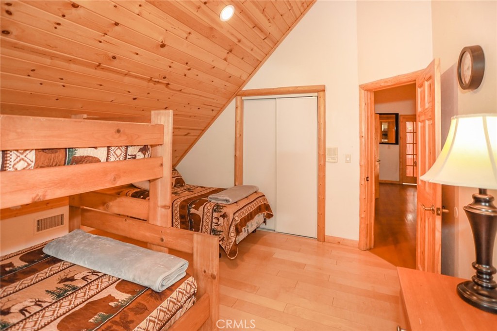 https://media.crmls.org/medias/aa93cf50-30fd-4422-85b3-58e455b24e34.jpg?preset=X-Large