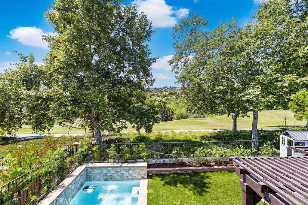 https://media.crmls.org/medias/aa9d6eb5-1377-444e-9888-f4e97e687174.jpg?preset=X-Large