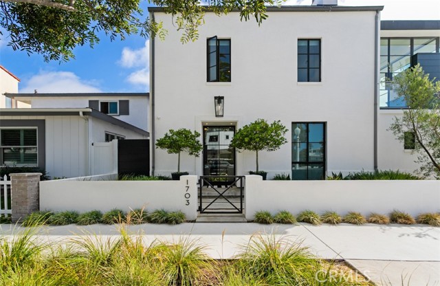 1703 E Ocean Boulevard, Newport Beach CA: https://media.crmls.org/medias/aa9e1b66-9b0f-4a7c-b19c-5c416d30b1e7.jpg