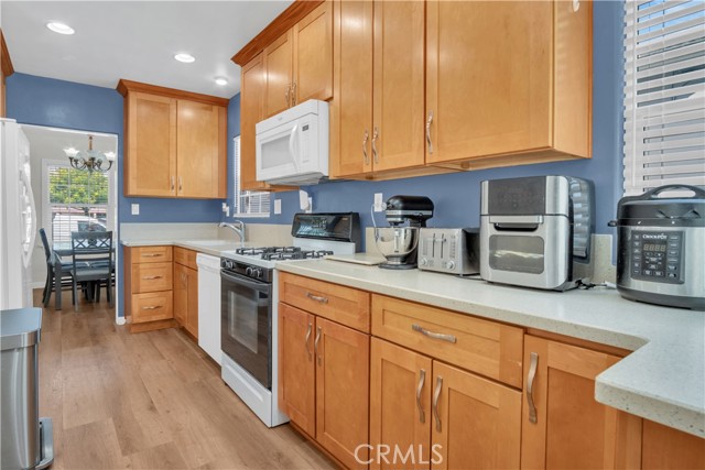 Detail Gallery Image 8 of 42 For 1343 N Whitnall Hwy, Burbank,  CA 91505 - 3 Beds | 2 Baths