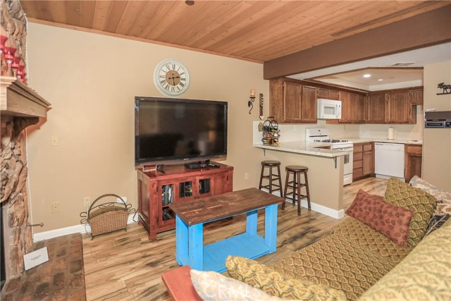 Detail Gallery Image 6 of 38 For 39802 Lakeview Dr #12,  Big Bear Lake,  CA 92315 - 2 Beds | 3/1 Baths