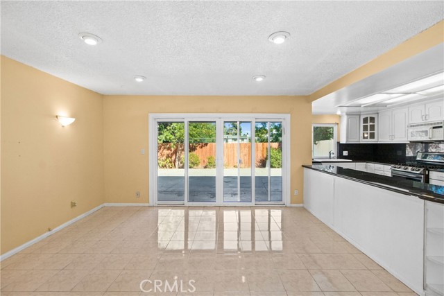 Detail Gallery Image 11 of 25 For 18123 Delano St, Tarzana,  CA 91335 - 3 Beds | 2 Baths