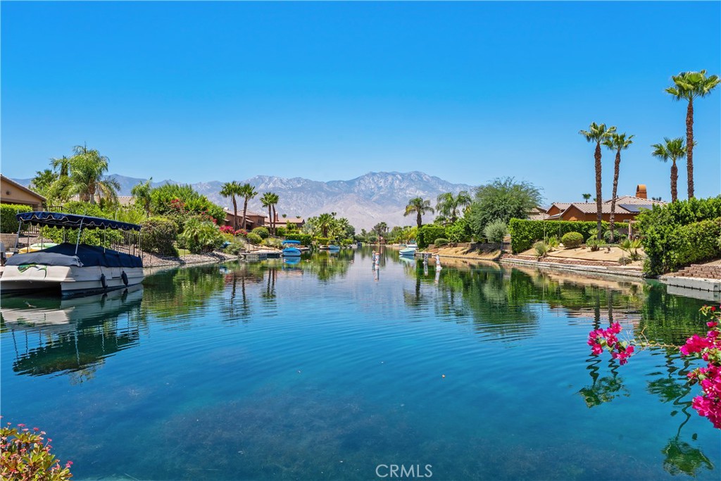 https://media.crmls.org/medias/aaa7bb23-c2a7-4072-bc3a-2aaface0716e.jpg?preset=X-Large