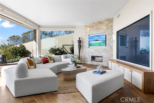 3355 Alta Laguna Boulevard, Laguna Beach CA: https://media.crmls.org/medias/aaaa7737-0269-4f1f-8feb-1d280007c3eb.jpg