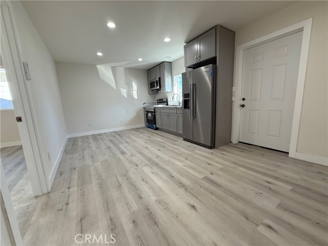 Detail Gallery Image 2 of 7 For 7698 Lime Ave, Fontana,  CA 92336 - 1 Beds | 1 Baths