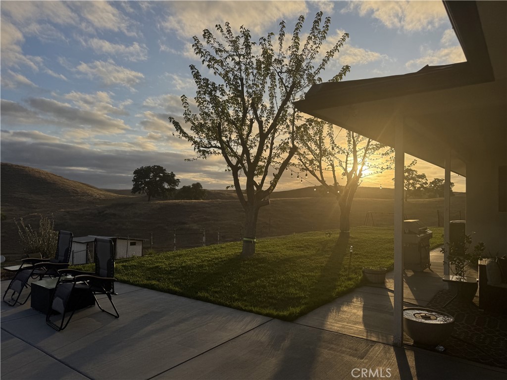 https://media.crmls.org/medias/aaad1543-d5e0-4f41-ad3c-3147047f050b.jpg?preset=X-Large