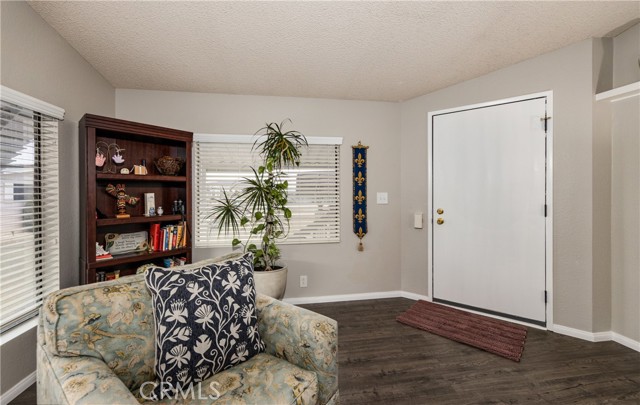 5001 W Florida Avenue, Hemet CA: https://media.crmls.org/medias/aaaedb2b-c4c7-4885-90db-c3b16c2f917a.jpg
