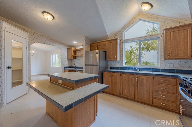 4000 Mariposa Way, Merced CA: https://media.crmls.org/medias/aab167b2-8132-438d-b292-4d1fd82f3158.jpg