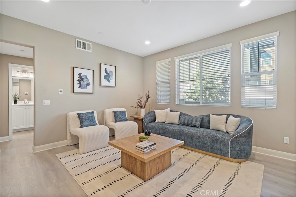 MLS #WS25270586 image #16