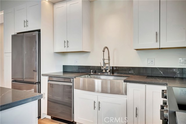 Detail Gallery Image 5 of 22 For 6721 Rhea, Reseda,  CA 91335 - 2 Beds | 2 Baths