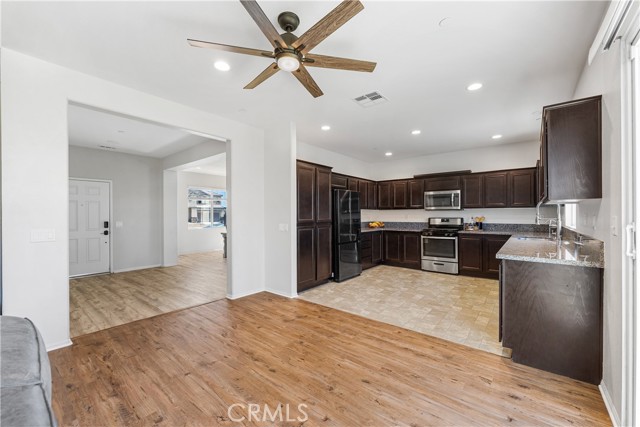 Detail Gallery Image 18 of 59 For 2517 San Madrid Way, Rosamond,  CA 93560 - 3 Beds | 2/1 Baths