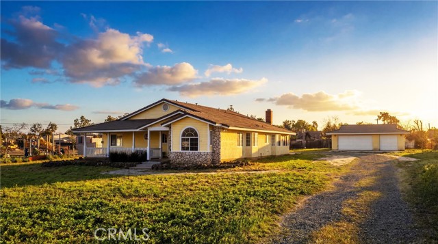Detail Gallery Image 4 of 67 For 21725 Pinewood, Perris,  CA 92570 - 4 Beds | 3 Baths