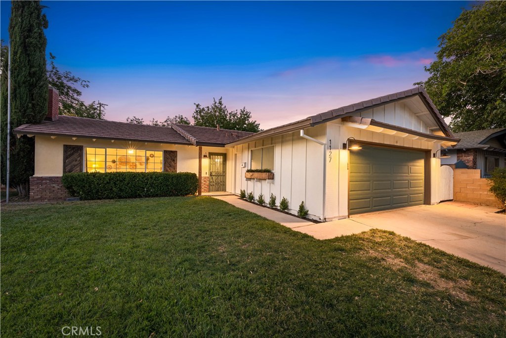 1127 W Avenue J-11