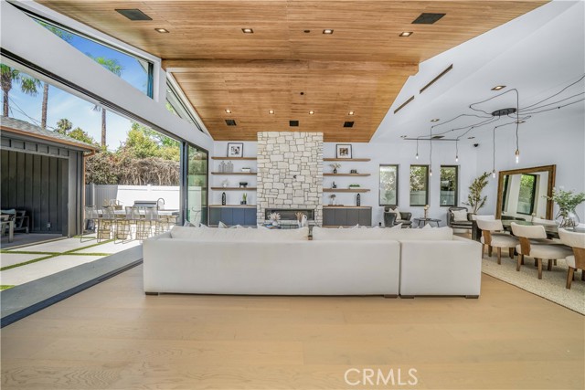 13463 Chandler Boulevard, Sherman Oaks, California 91401, 5 Bedrooms Bedrooms, ,4 BathroomsBathrooms,Residential Lease,For Rent,13463 Chandler Boulevard,CRSR24166099