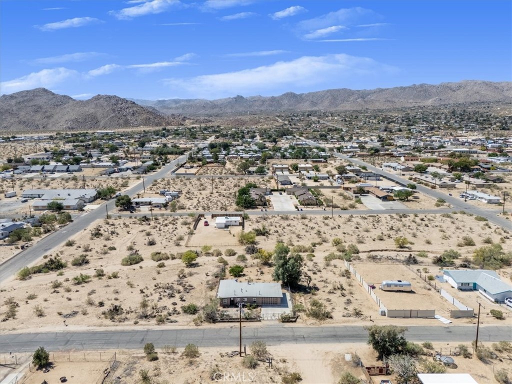 https://media.crmls.org/medias/aac28a96-1b3b-4e14-bde9-d37f555d2474.jpg?preset=X-Large