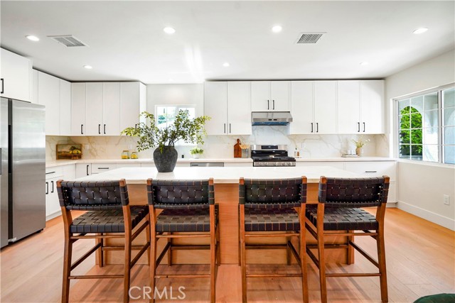 Detail Gallery Image 8 of 55 For 18324 Sylvan St, Tarzana,  CA 91335 - 4 Beds | 2 Baths