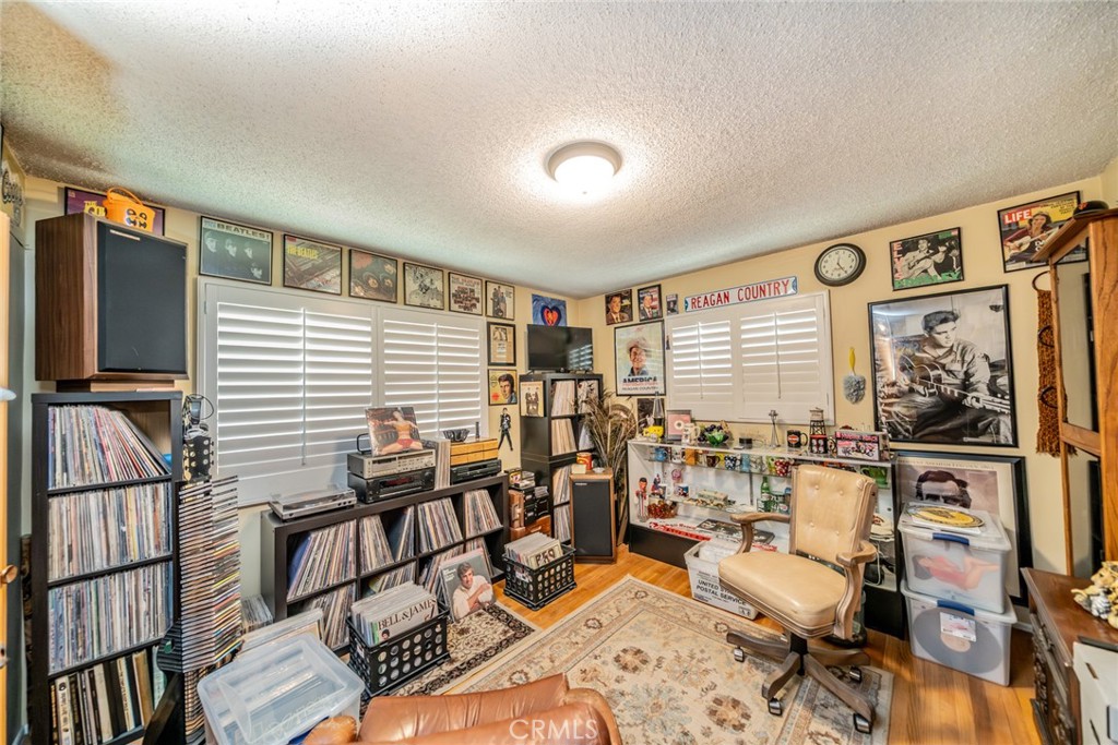 https://media.crmls.org/medias/aac2d06b-5c59-44e3-a543-e0cb96de090b.jpg?preset=X-Large
