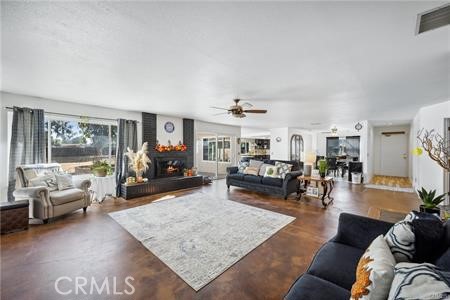 https://media.crmls.org/medias/aac5d9ae-0165-4192-a6dc-f2bec8eeb226.jpg?preset=X-Large