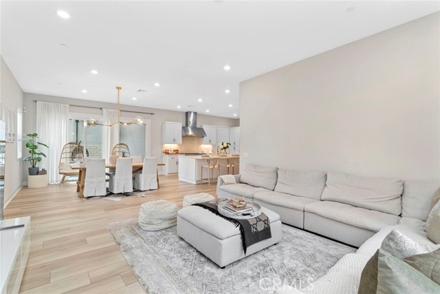 Detail Gallery Image 21 of 74 For 27018 California Ct, Valencia,  CA 91381 - 4 Beds | 4/1 Baths