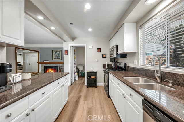 Detail Gallery Image 15 of 35 For 475 Termino, Corona,  CA 92879 - 4 Beds | 2 Baths