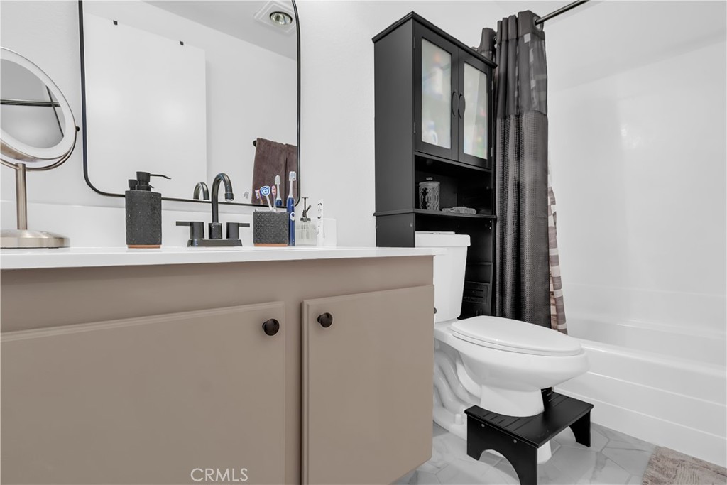 https://media.crmls.org/medias/aaccfebd-1a12-47d9-a0dd-2d4645f2bff3.jpg?preset=X-Large