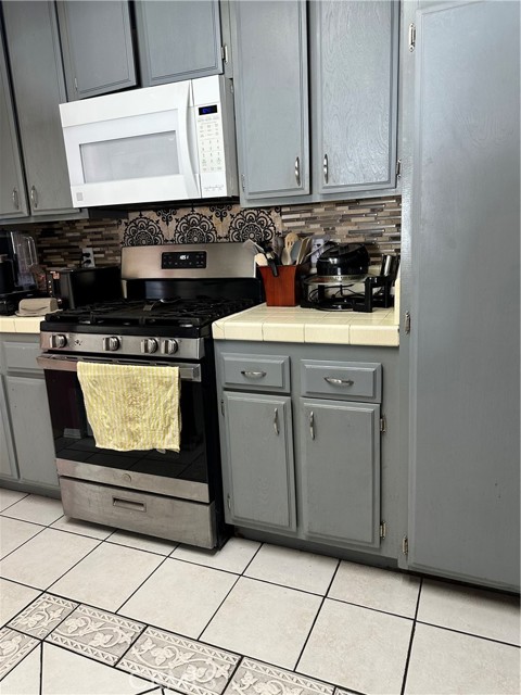 Detail Gallery Image 8 of 16 For 22170 Raven Way, Grand Terrace,  CA 92313 - 5 Beds | 3/1 Baths