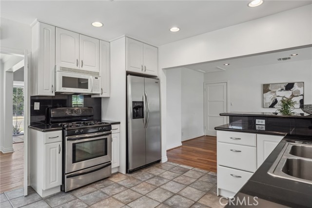 6515 Amigo Avenue, Reseda CA: https://media.crmls.org/medias/aacd965b-88e9-4e6e-8006-22147ee808f2.jpg