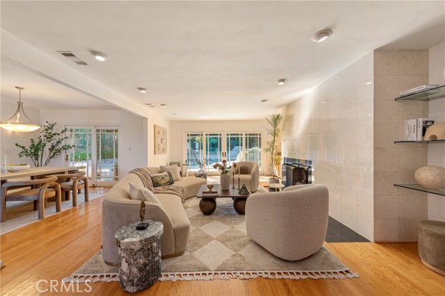 Detail Gallery Image 4 of 29 For 22548 Waterbury St, Woodland Hills,  CA 91364 - 5 Beds | 4 Baths