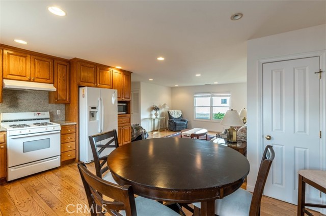 931 5th Street, Hermosa Beach, California 90254, 6 Bedrooms Bedrooms, ,2 BathroomsBathrooms,Residential,Sold,5th,SB22187324