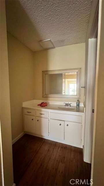 Detail Gallery Image 3 of 18 For 15425 Sherman #101,  Van Nuys,  CA 91406 - 2 Beds | 2 Baths