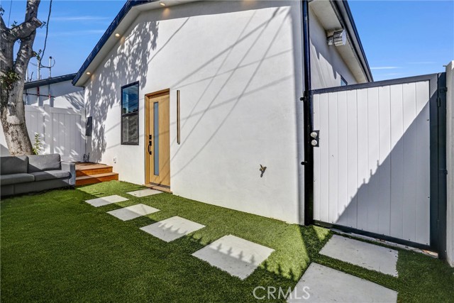 Detail Gallery Image 3 of 17 For 6904 Corbin Ave, Reseda,  CA 91335 - 2 Beds | 2 Baths