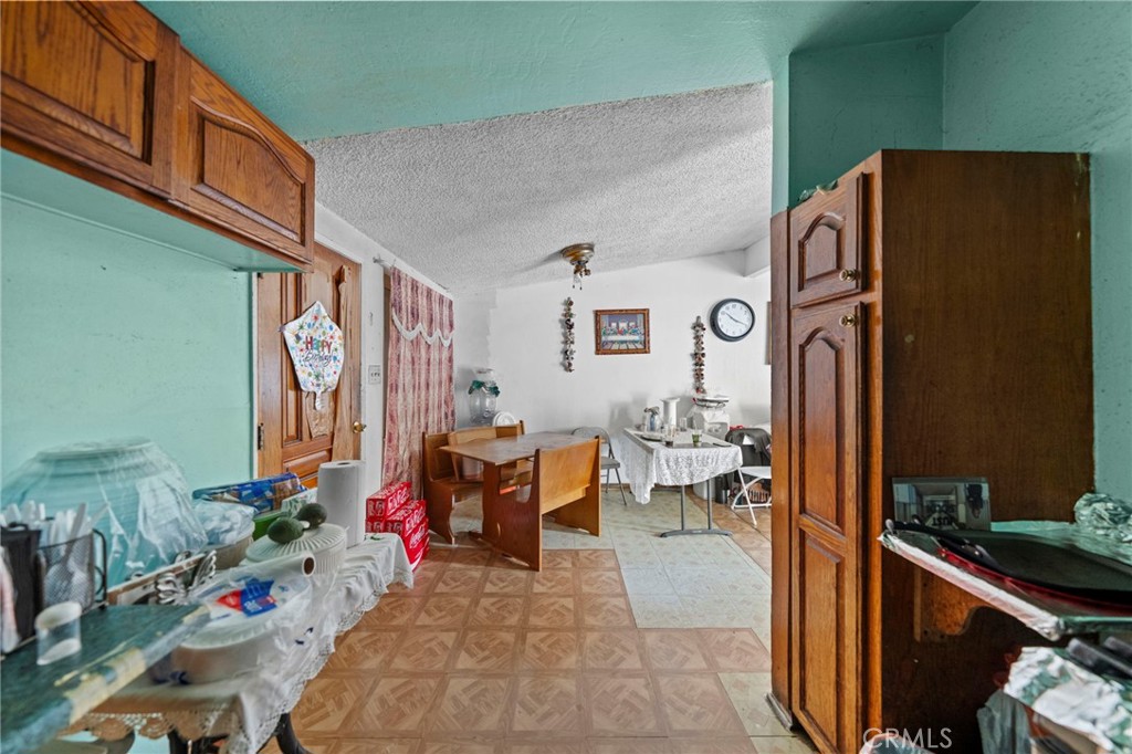 https://media.crmls.org/medias/aad5a0ff-fcc1-41fb-882c-41d719b93c56.jpg?preset=X-Large