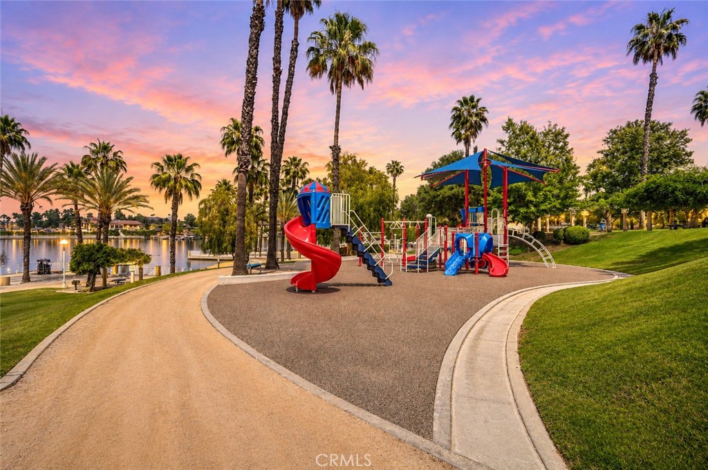 https://media.crmls.org/medias/aad5dbb1-ef53-4ad1-b8d5-8e763c554222.jpg?preset=X-Large