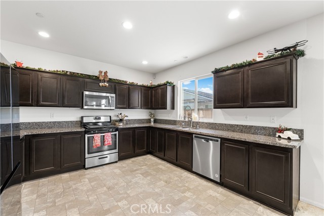 Detail Gallery Image 13 of 49 For 2517 San Madrid Way, Rosamond,  CA 93560 - 3 Beds | 2/1 Baths