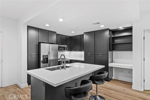 Detail Gallery Image 2 of 34 For 21301 Erwin #206,  Woodland Hills,  CA 91367 - 2 Beds | 2 Baths