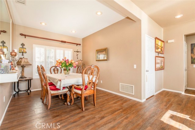 28741 Park Woodland Place, Saugus CA: https://media.crmls.org/medias/aad84042-881e-4504-af53-057c81844f1b.jpg