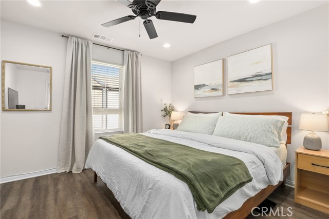 Detail Gallery Image 18 of 28 For 14104 W Birch Ln, Van Nuys,  CA 91405 - 3 Beds | 3 Baths