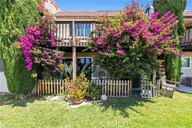 Detail Gallery Image 2 of 33 For 15614 Crestview Ln #63,  Granada Hills,  CA 91344 - 2 Beds | 3 Baths