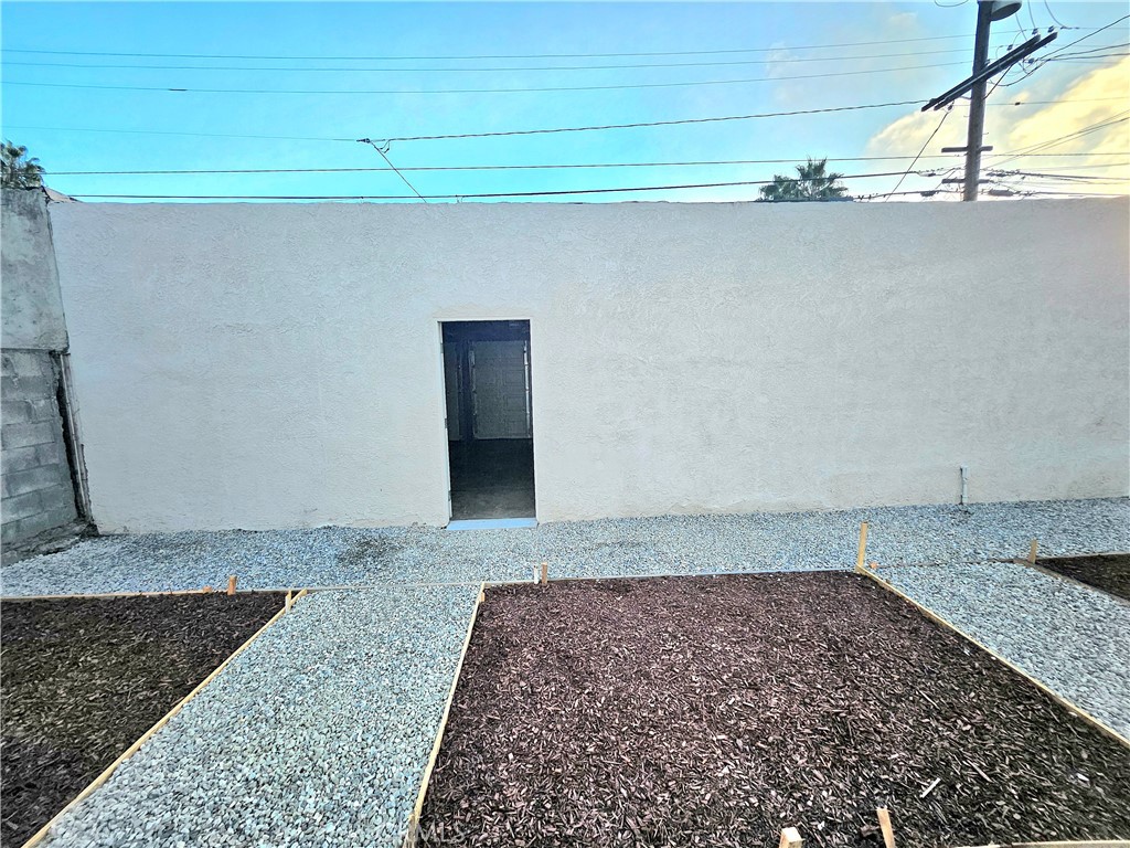 https://media.crmls.org/medias/aad98dee-4be8-4f2a-b73c-e83f5856a896.jpg?preset=X-Large