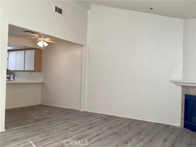 Detail Gallery Image 5 of 28 For 44508 15th St #7,  Lancaster,  CA 93535 - 2 Beds | 2 Baths