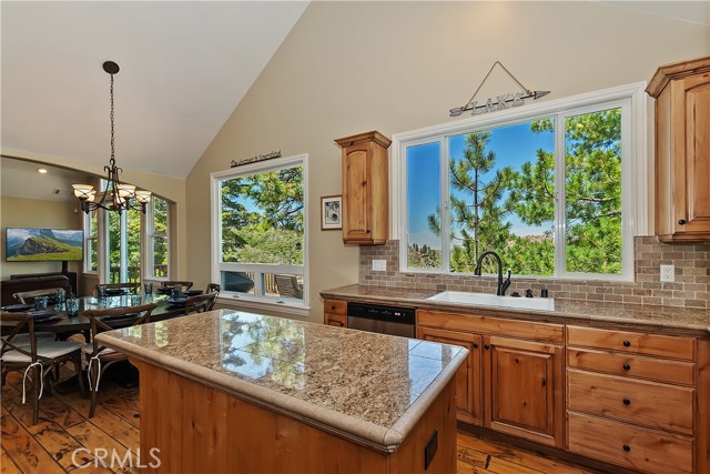 1119 Brentwood Drive, Lake Arrowhead CA: https://media.crmls.org/medias/aadbd138-737b-443c-8a4d-c6faec4353cd.jpg