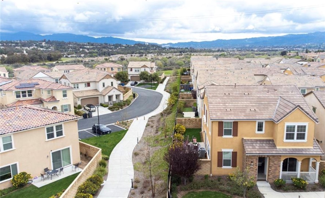 Detail Gallery Image 6 of 20 For 24347 Verdugo Cir, Valencia,  CA 91354 - 4 Beds | 3 Baths