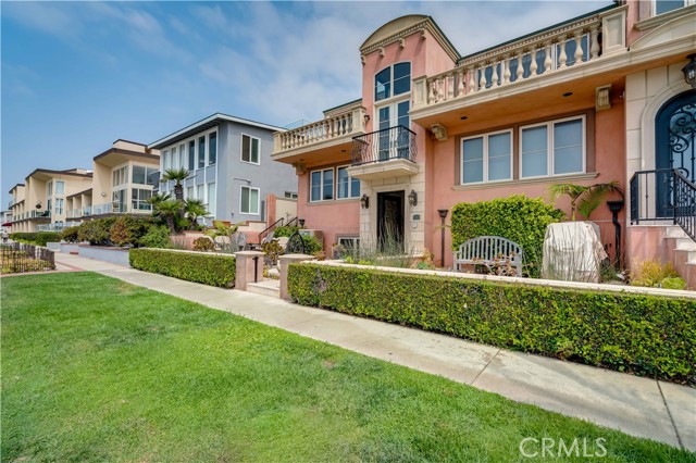1724 Esplanade, Redondo Beach, California 90277, 3 Bedrooms Bedrooms, ,1 BathroomBathrooms,Residential,Sold,Esplanade,SB21185823
