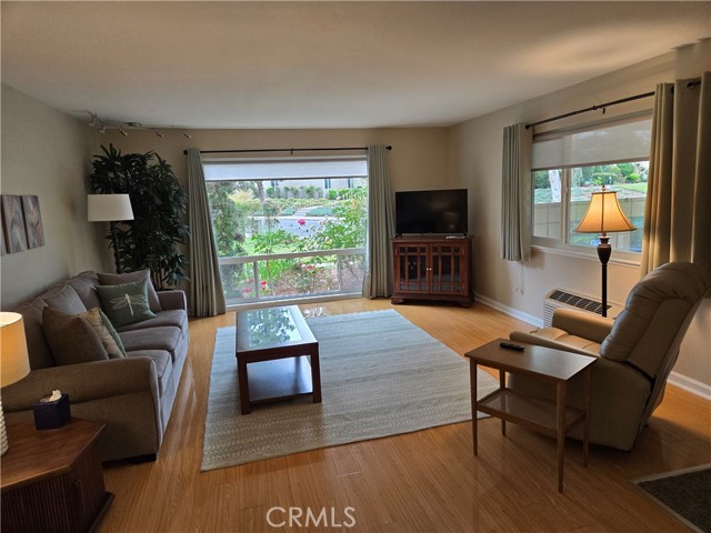 185 AVENIDA MAJORCA, Laguna Woods CA: https://media.crmls.org/medias/aae3c5c7-c78e-4eed-9267-39f14bf17016.jpg