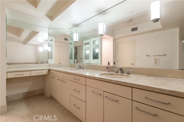 Detail Gallery Image 31 of 36 For 13600 Marina Pointe, Marina Del Rey,  CA 90292 - 2 Beds | 2/1 Baths